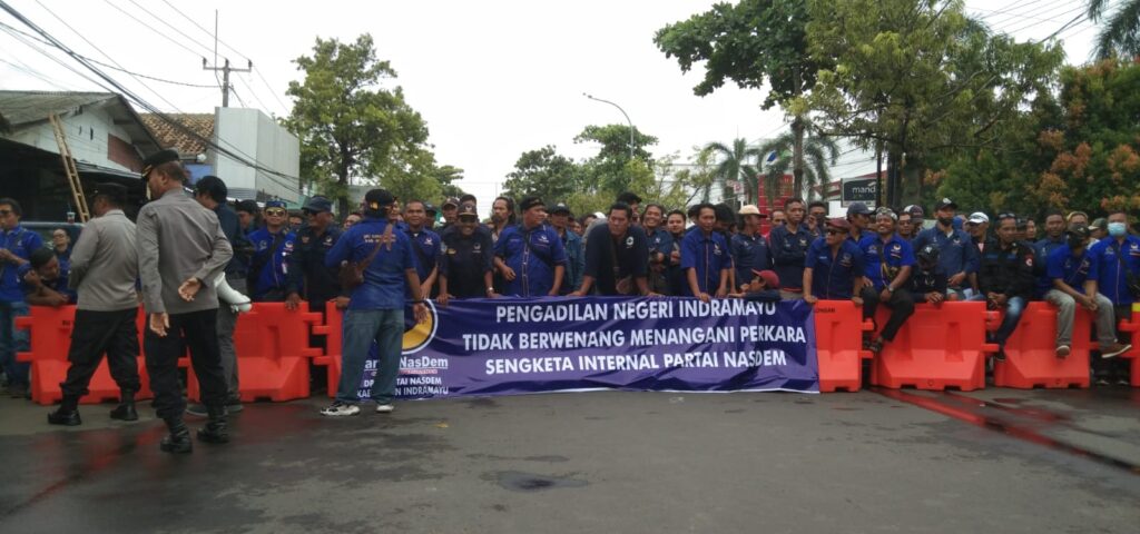 anggota Partai Nasdem DPD Indramayu melakukan demo di PN Indramayu.