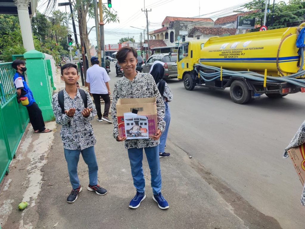 Siswa SMK Sayid Sabiq Indramayu sedang menggalang dana di lampu merah simpang (bundaran) Adipura Jl. Jendral Sudirman Indramayu.