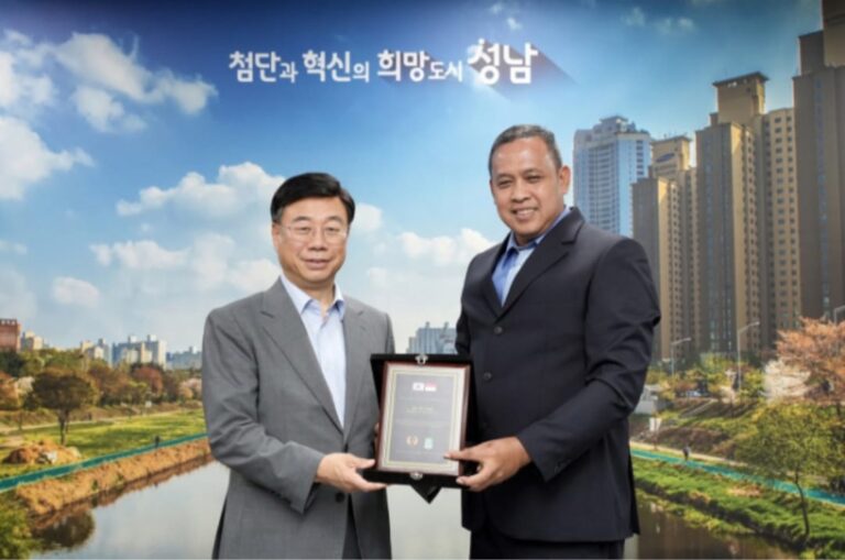Shin Sang-jin & Tri Adhianto bahas MoU bidang olahraga antara Kota Seongnam dengan Kota Bekasi. (Foto Istimewa)