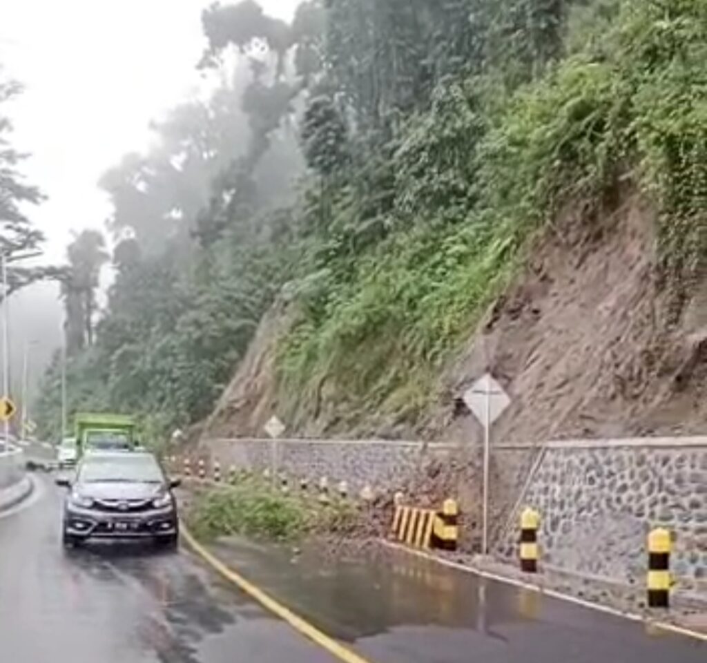 Nampak tanah longsor dari tebing Piket Nol yang berada di jalan penghubung Kabupaten Lumajang dan Kabupaten Malang Jawa Timur. 1/7/2023. (Foto Istimewa)