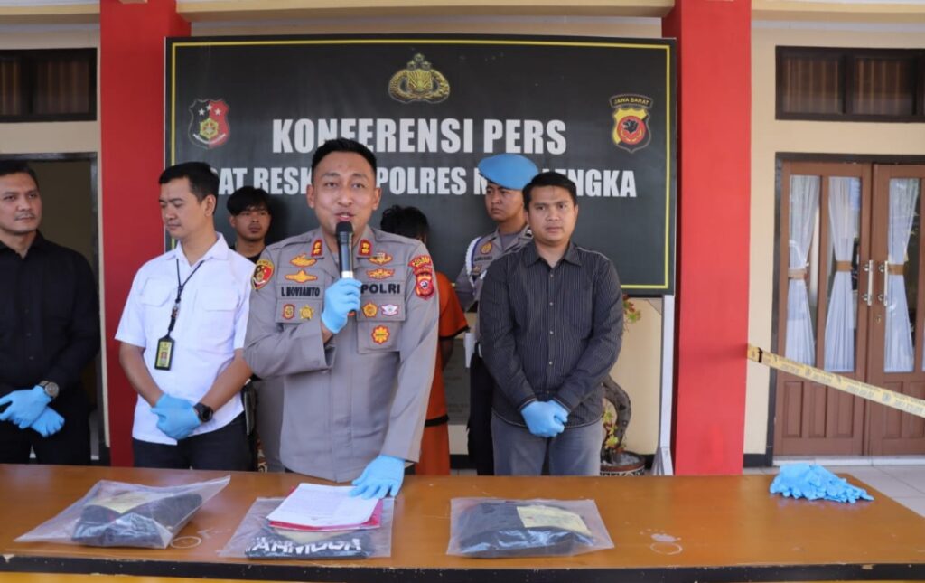 Kapolres Majalengka, AKBP Indra Novianto, S.I.K., M.Si, memberikan keterangan dalam sebuah konferensi pers yang diadakan pada Selasa (8/8/2023) di Halaman Sat Reskrim Polres Majalengka.