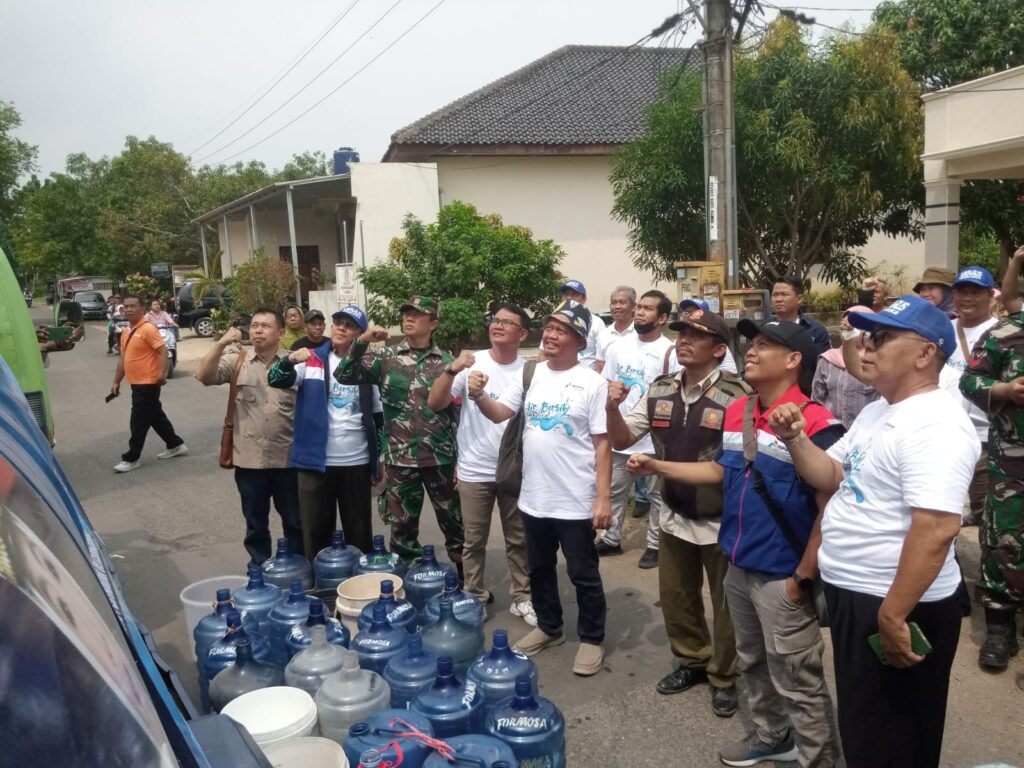 PT Internasional salurkan air bersih kepada warga Cantigi,11/11/2023. (Istimewa)