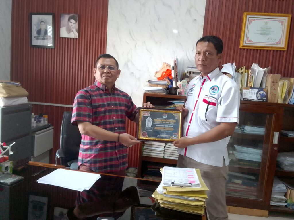 DPD IWO-I Indramayu, Atim Sawano berikan piagam kepada PPAT/Notaris Sofyan Syarief, 5/3/2024. (Istimewa)