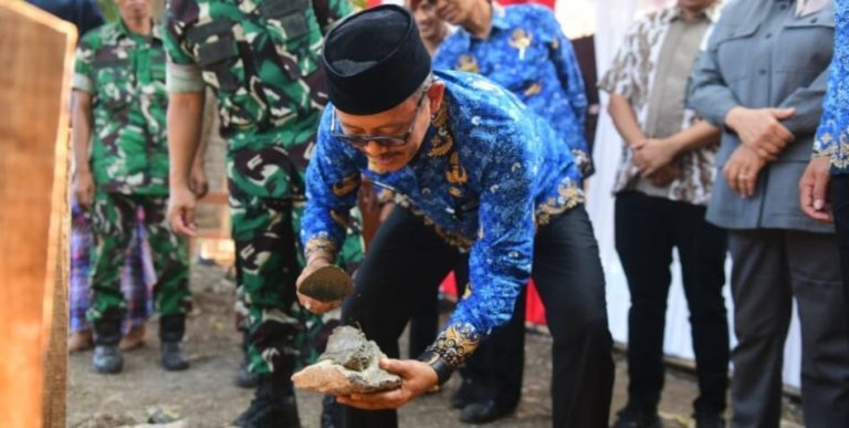 Potret Wakil Bupati Indramayu, Syaefudin saat peletakan batu pertama pembangunan Koperasi Desa Merah Putih, 17/10/2025 (Ist).