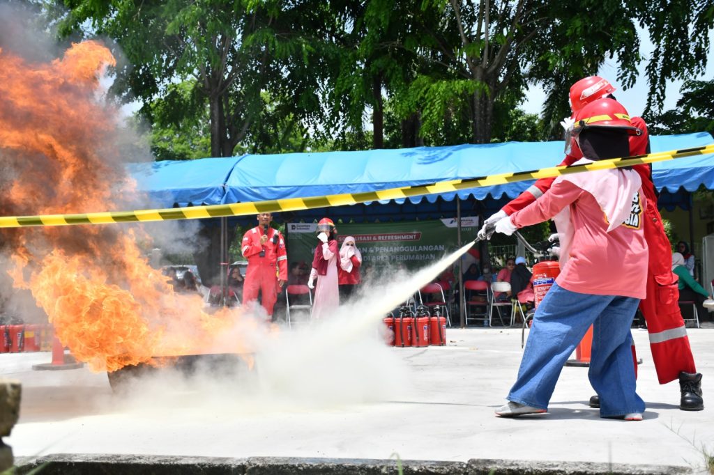 Potret Sosialisasi dan Simulasi Pelatihan Pemadam Kebakaran Untuk Istri Pekerja Kilang Pertamina Balongan, 23/10/2025 (Ist).