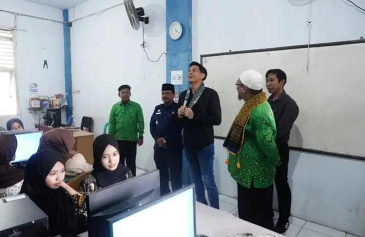 Potret Bupati Lucky Hakim Lakukan Kunjungan ke Sekolah SMK di wilayah Kertasemaya dan Jatibarang, 24/10/2025 (Ist).