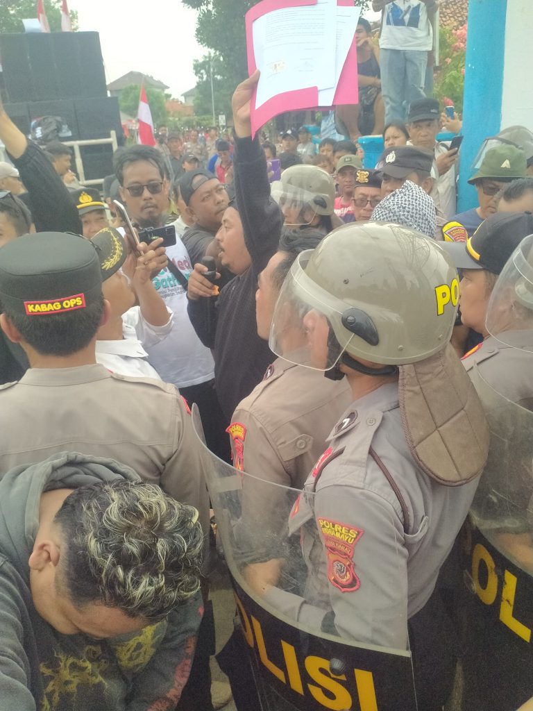 Potret Aksi Gerakan Masyarakat Cidempet Geruduk Kantor Kuwu dan telah ditanda Tangani hasil tuntunnya, 22/10/2025 (Ist).