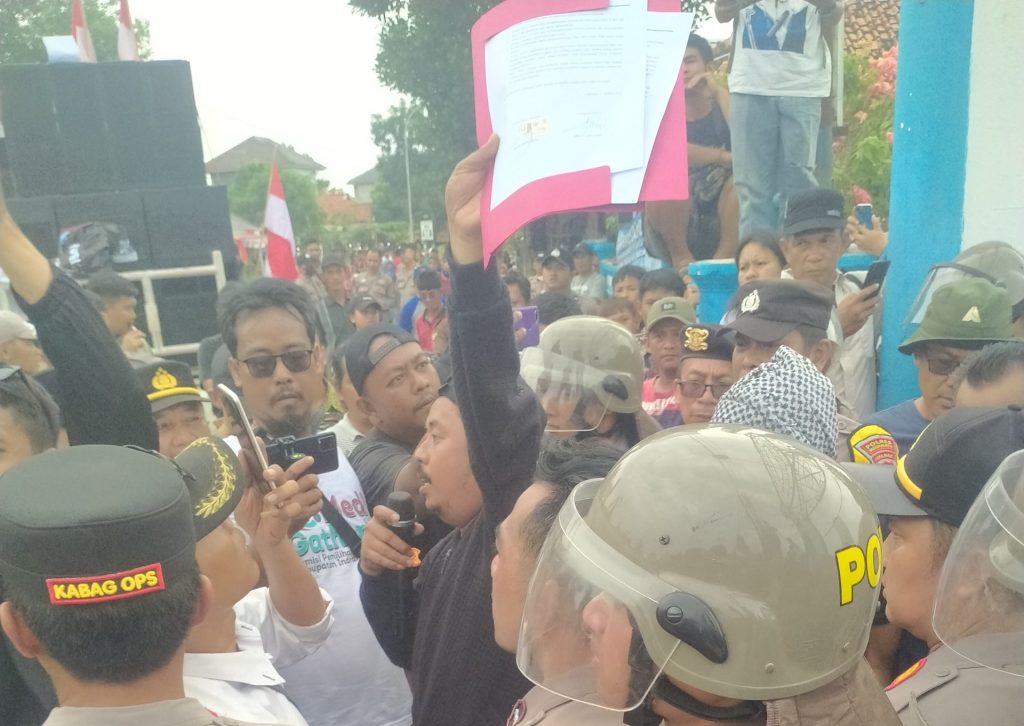 Potret Aksi GAMACI geruduk kantor Kuwu desa Cidempet, 22/10/2025 (Ist).