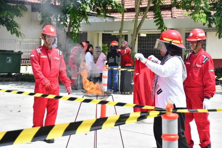 Potret penyuluhan sosialisasi dan praktik penanggulangan kebakaran, oleh PT Kilang Balongan Internasional ( KPI ) Rifinery Unit VI Balongan, 31/10/2025 (Ist).