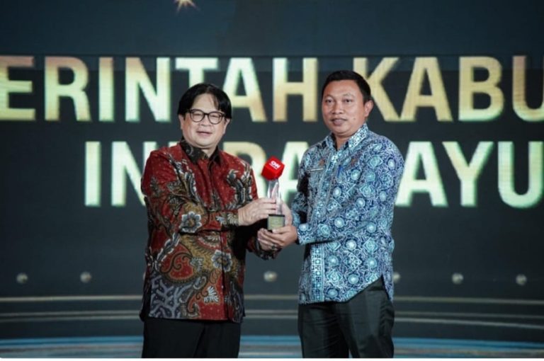 Potret Plt. Kadis Kominfo Atang Suwandi saat menerima penghargaan dari CNN Indonesia "Icon of Civic Celebration and Urban Public Space Reinvention" di The Ritz Carlton Jakarta, 31/10/2025 (Ist).