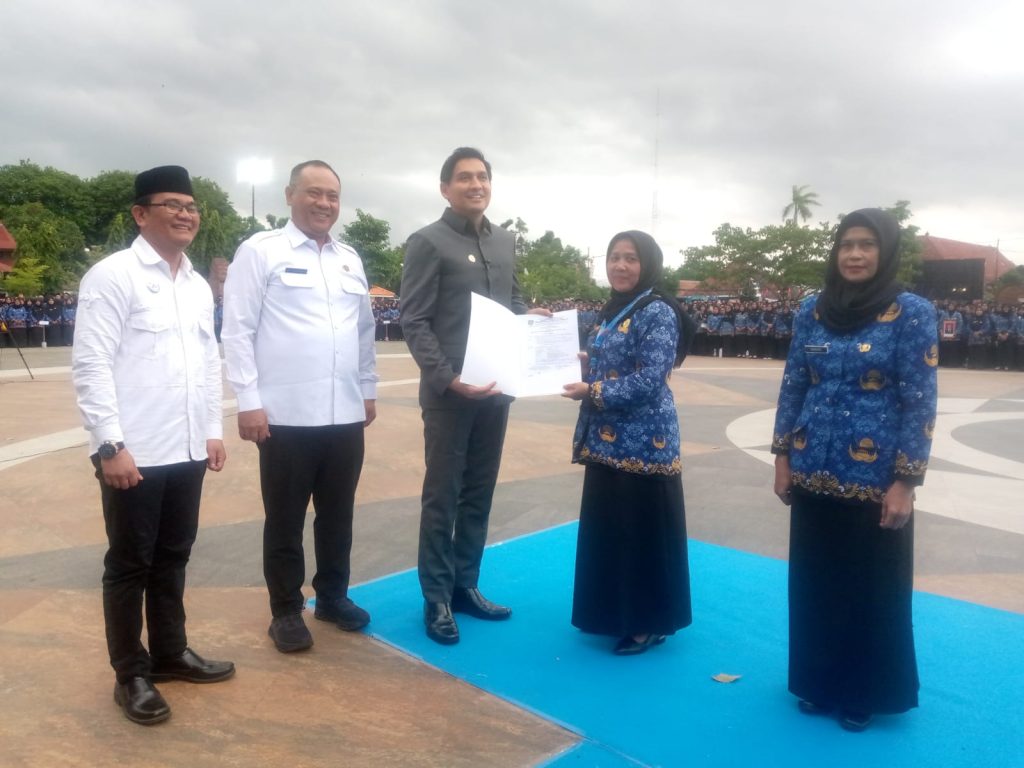 Potret Bupati Indramayu, Lucky Hakim bersama Aep Surahman saat penyerahan SK P3K kepada 4.733 tenaga honorer (Ist).