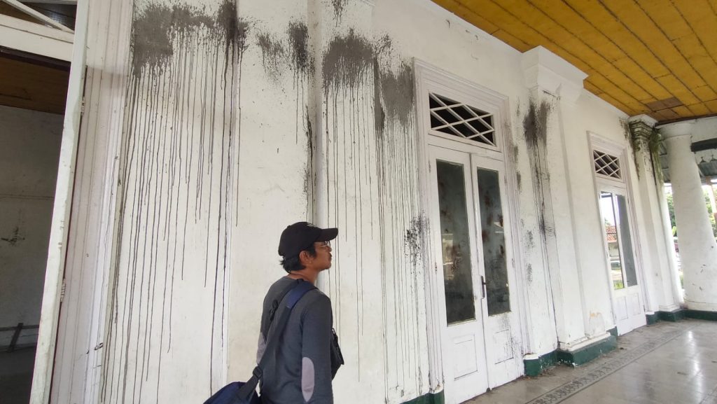 Potret Tampak bangunan Gedong Duwur mengalami kerusakan akibat vandalisme dalam aktivitas pembuatan film layar lebar, 24/11/2025 (Ist).