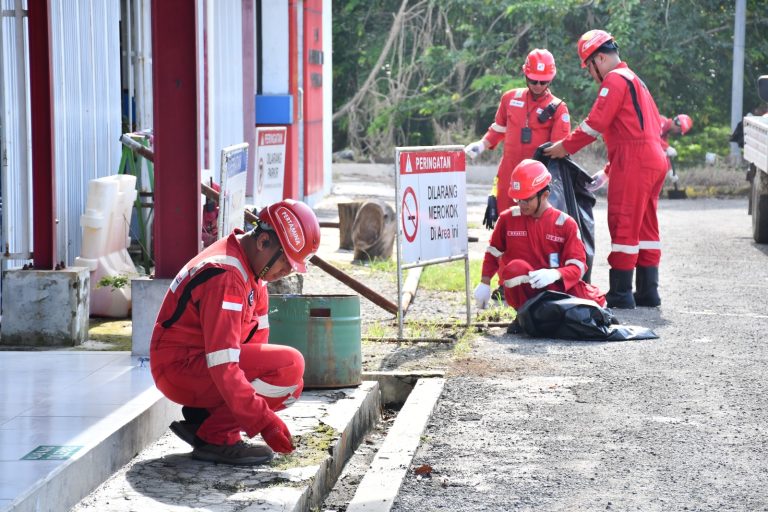 Potret PT KPI Balongan laksanakan Jumat bersih di area sekitar kilang (Ist).