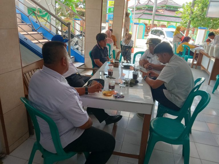 Potret Camat Pasekan H. Taryadi memantau penyaluran distribusi bantuan sembako di desa Karanganyar (Ist).