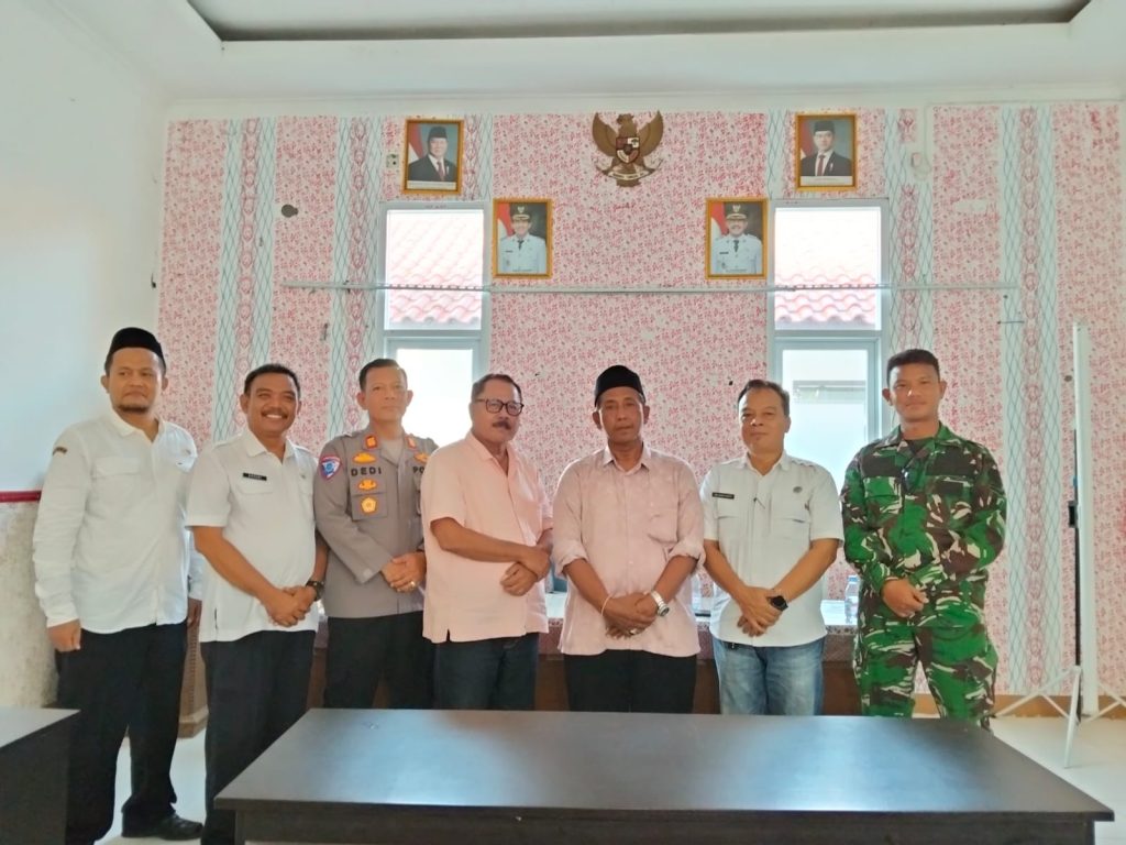 Potret Forkopimcam Balongan lakukan mediasi bersama panitia pemilihan Kuwu desa Sudimampir (Ist).