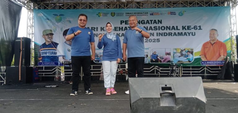 Potret Dinas Kesehatan Indramayu menggelar acara jalan santai bertempat di area GOR Singalodra (Ist).