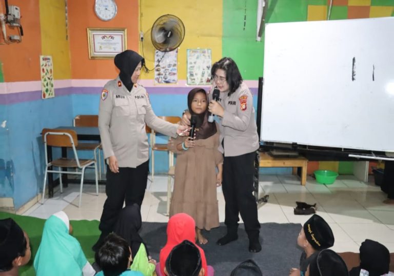 Potret Kabag Ren Polres Metro Jakarta Barat, Kompol Leny Winarti saat mengajar di sekolah Maju Bersama Kembangan (Ist).