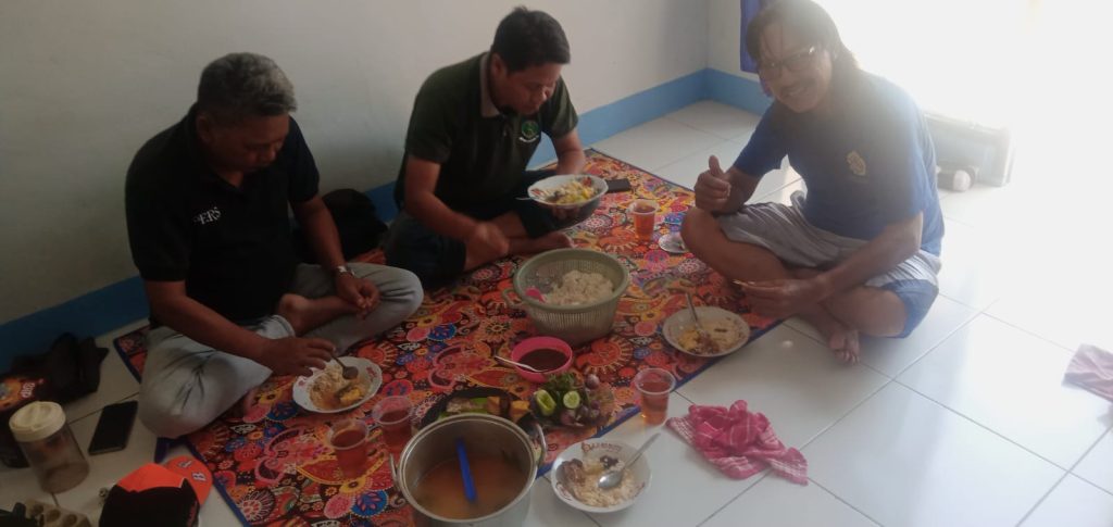 Potret penikmat kuliner sayur asem olahan dari ibu Teja Sulaksana (Ist).