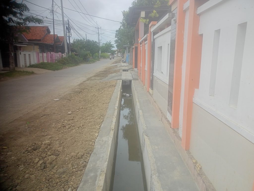 Potret pekerjaan rehabilitasi sistem jaringan drainase jalan Prasetya Raya desa Pabean Udik sudah rampung (Ist).
