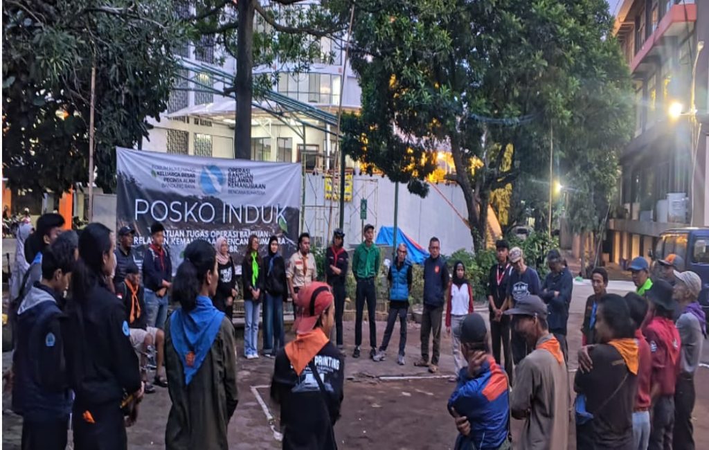 Potret Forum Komunikasi Keluarga Besar Pecinta Alam Bandung Raya (FK-KBPA-BR) secara resmi melepas keberangkatan tim relawan dalam misi bertajuk "Operasi Bantuan Relawan Kemanusiaan Bencana Sumatra" (Ist).