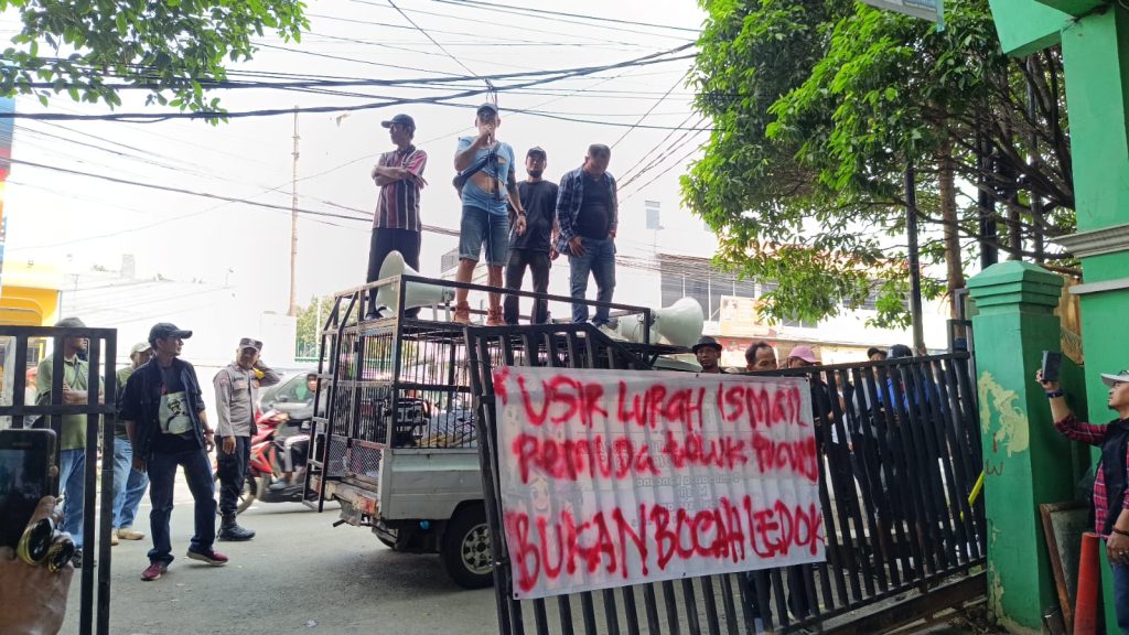 Potret Puluhan massa yang mengatasnamakan Aliansi Bocah Bekasi menggeruduk kantor Kelurahan Teluk Pucung, Kecamatan Bekasi Utara (Ist).