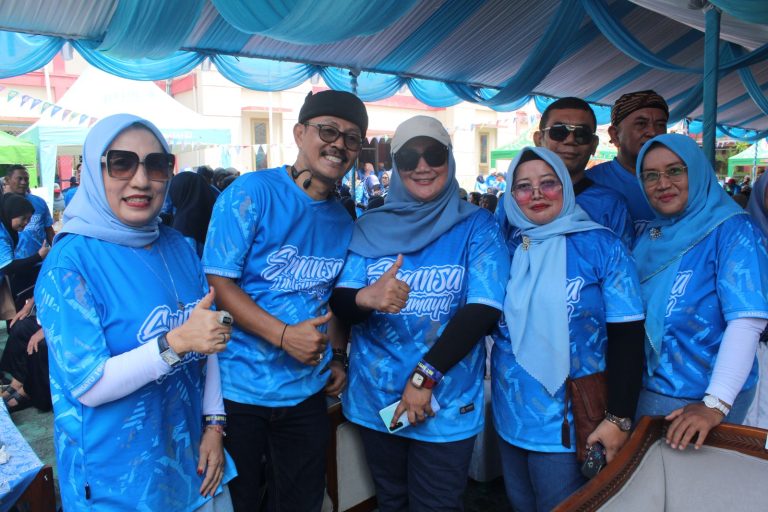 Potret Wakil Bupati, Syaefudin bersama para alumni SMAN 1 Indramayu dalam reuni Akbar "Life Begins At Forty" (Ist).