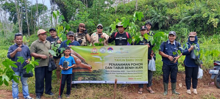 Potret Penanaman 1000 pohon Picung dan tebar benih ikan Mujaer oleh Yayasan Dangiang Galuh Pajajaran (Ist).