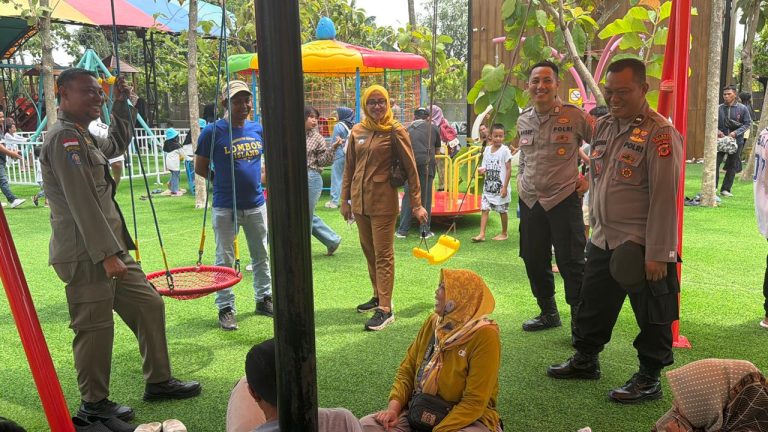 Potret Lurah Bojongsari bersama Bhabinkantibmas Polsek Indramayu saat berikan imbauan di wisata The Nice Playland (Ist).