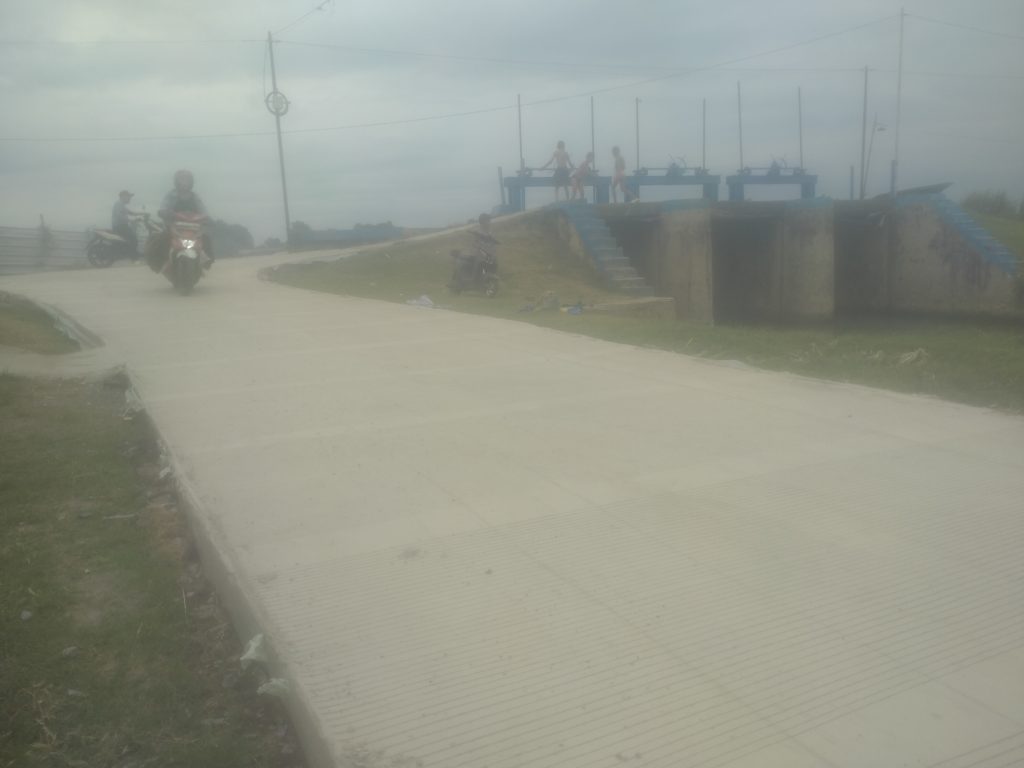 Potret pekerjaan rehabilitasi jalan lingkungan blok pintu air desa Pabean Udik telah rampung (Ist).