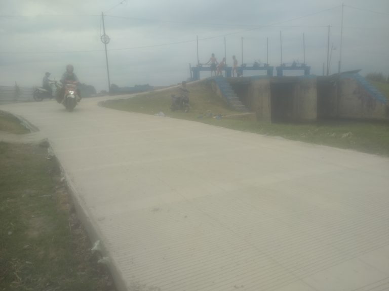 Potret pekerjaan rehabilitasi jalan lingkungan blok pintu air desa Pabean Udik telah rampung (Ist).