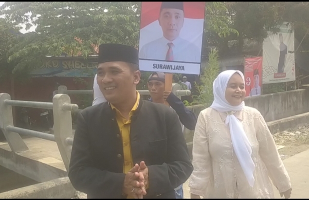 Potret Calon Kuwu desa Panyindangan Wetan, Surawijaya dan istri dalam kampanye Religius (Ist).