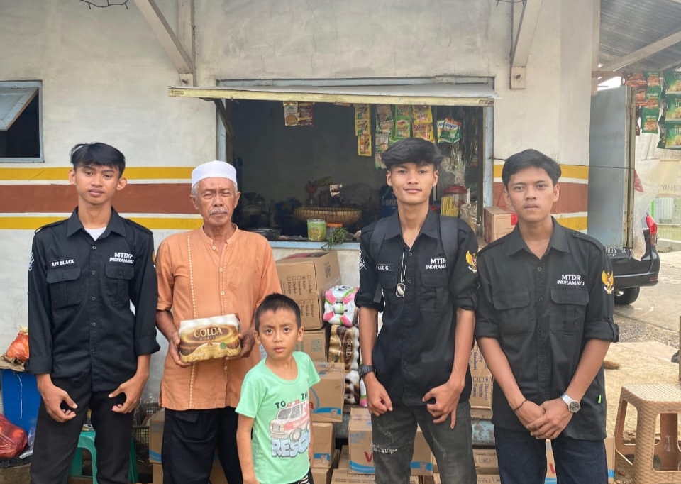 Potret Organisasi Kepemudaan Matador berikan bantuan kepada warga pesisir Eretan akibat banjir rob (Ist).