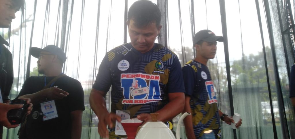 Potret Salah satu peserta Fun Brewing Competition Kajen saat berbagi trik meracik kopi (Ist).