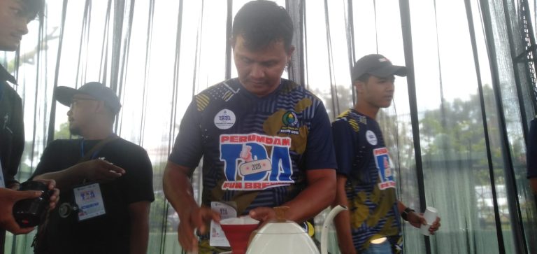 Potret Salah satu peserta Fun Brewing Competition Kajen saat berbagi trik meracik kopi (Ist).