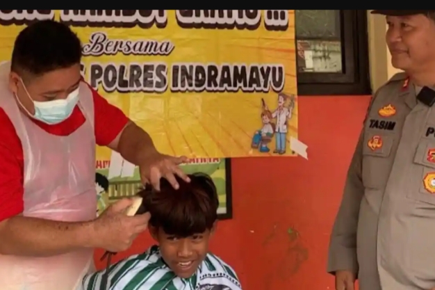 Potret Anak SDN 1 Paoman terlihat bahagia saat dicukur oleh Kapster Profesional dalam razia rambut oleh Satbinmas Polres Indramayu (Ist).