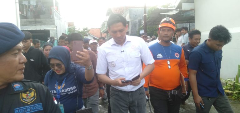 Potret Bupati Indramayu, Lucky Hakim saat meninjau lokasi bandir di perumahan Cidayu (Ist).