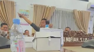 Potret Staff Khusus Salman saat protes keras dalam rapat komisi III DPRD Indramayu (Ist).