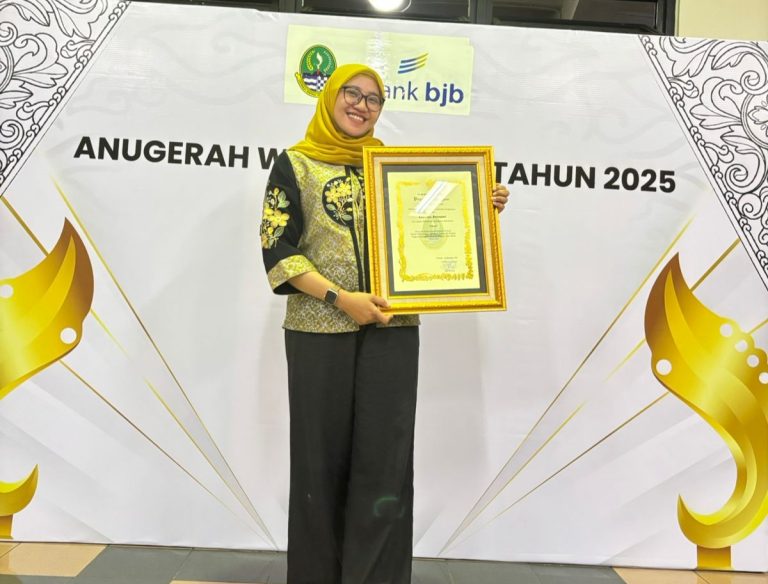 Potret Lurah Bojongsari, Riska Dwi Febriani, S.STP saat menerima piagam Penghargaan dari Gubernur Jawa Barat dalam ajang Gapura Sri Baduga 2025 (Ist).
