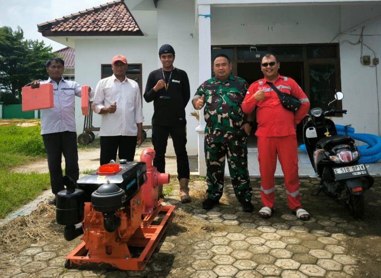 Potret Bhabinsa H. mustofik bersama BBWS Cimancis dan perwakilan PT. Wika - BNL,JO berikan bantuan mesin diesel di desa Kenanga blok Dukuh (Ist).