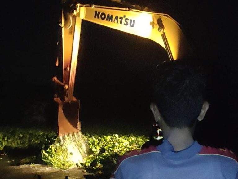 Potret Bantuan Alat berat Eskavator dari Seorang Polisi bersama PWI Indramayu bersihkan Eceng Gondok (Ist).