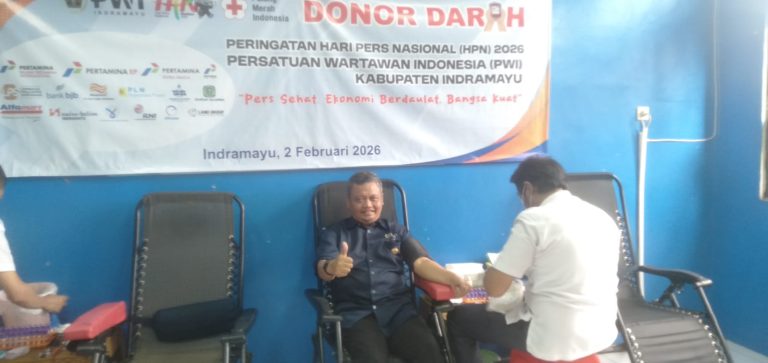 Potret Ketua PWI Indramayu, Dedi Musashi dalam kegiatan bakti sosial donor darah (Ist).