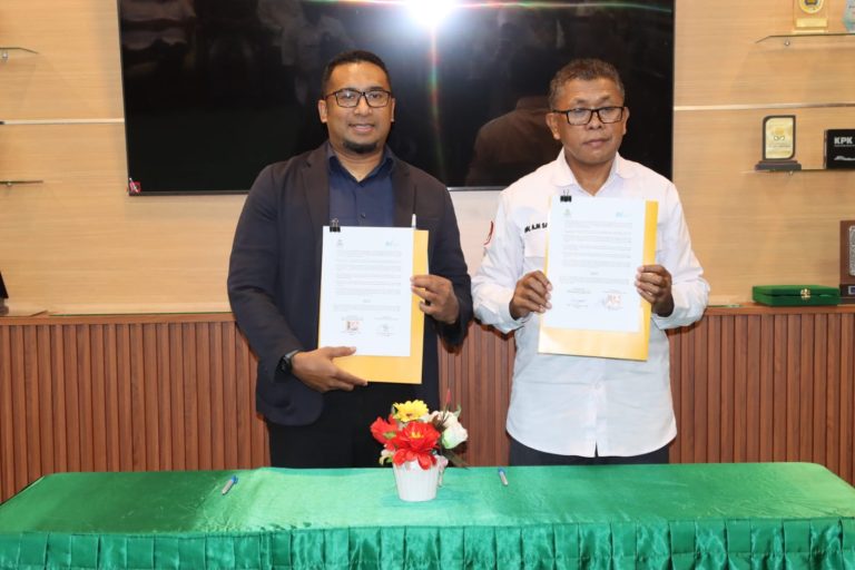 Potret Kepala cabang BSI cabang Ambon (kiri) bersama Rektor UIN AM Sangadji, Dr. Abidin Wakano, M.Ag (kanan) (Ist).