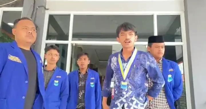 Potret Ketua PMII Kabupaten Garut, Adrian Hidayat, menyatakan kekecewaan mendalam atas sikap Dinas Koperasi dan UKM Garut (Ist).