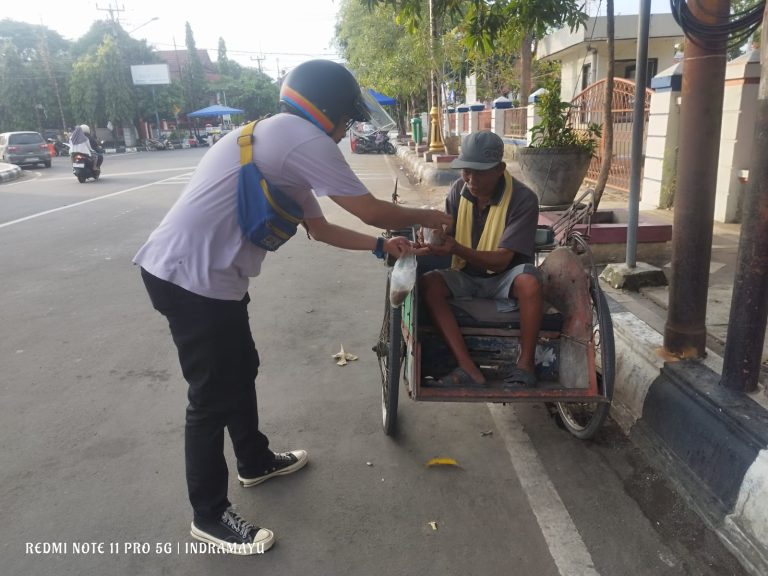 Potret Ketua Geplak, Ali Zaidan saat berikan takjil ke tukang becak (ist).