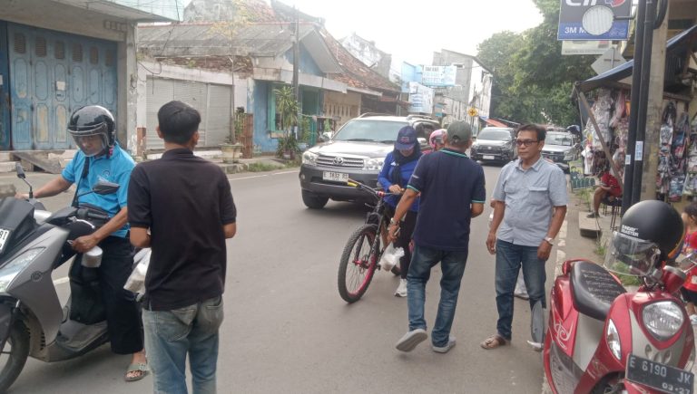 Potret Forum Wartawan Geplak Bagikan 100 Takjil di Lampu Merah Waiki (ist).