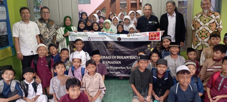 Potret AMKI pusat bersama anak yatim piatu Yayasan Al-Kahfi Pondok Bambu Jakarta Timur. (ist)