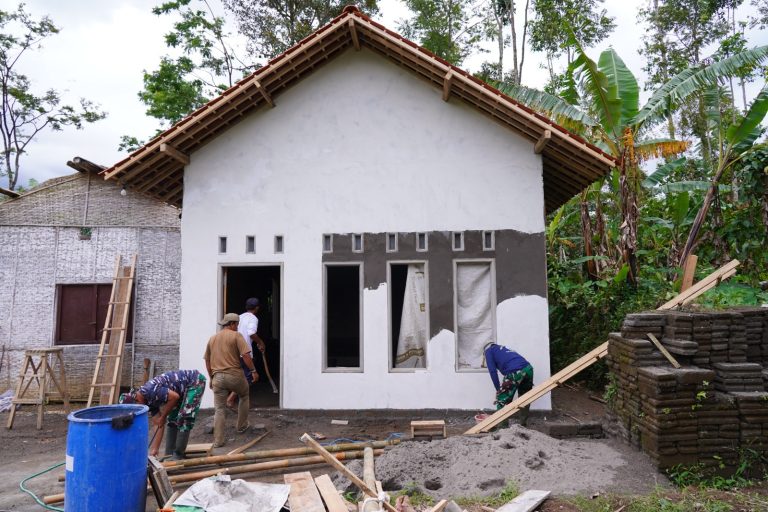 Potret tahap finishing bangunan RTLH milik Mbah Nyatemi. (ist)