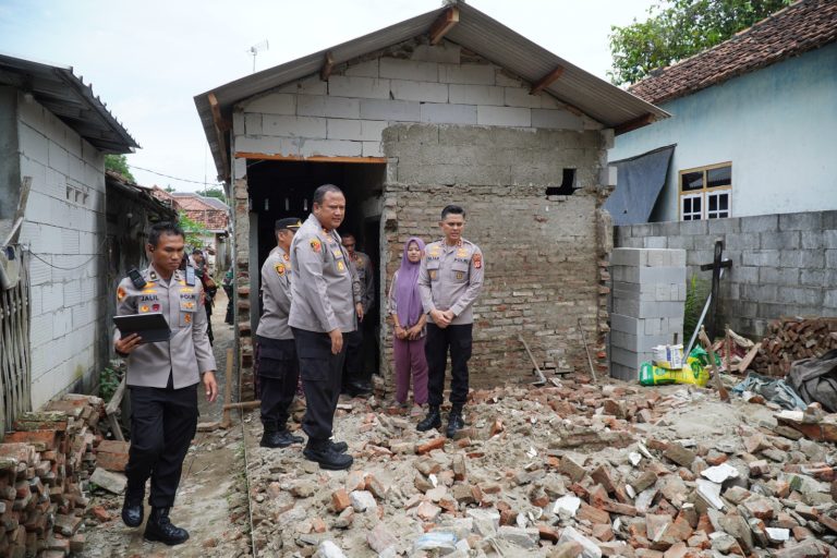 Potret Wakapolda Jabar yang didampingi oleh Kapolres Indramayu, AKBP Mochamad Fajar Gemilang, S.I.K., M.H., M.I.K tinjau progres pembangunan rutilahu di