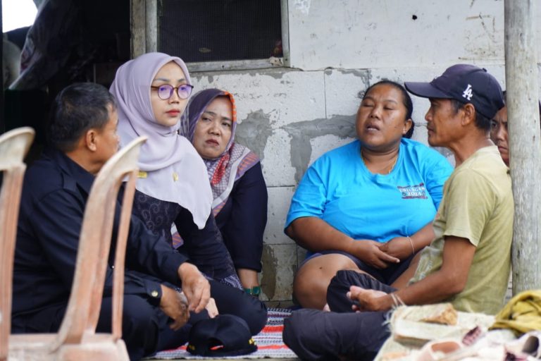 Potret Sekdes Telagasari, Dayiah saat di rumah warga TKW yang meninggal di Malaysia. (ist)