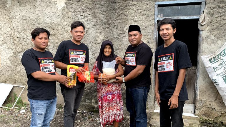 Potret Aksi sosial Komunitas Jurnalis Balongan bagikan paket sembako kepada lansia di 5 desa kecamatan Balongan. (ist)